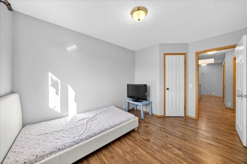 64 Macewan Park Rise Nw, Calgary, AB - Indoor Photo Showing Bedroom