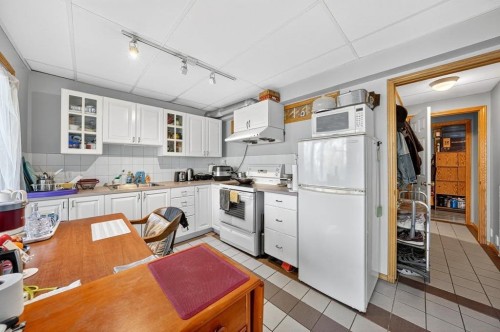 64 Macewan Park Rise Nw, Calgary, AB - Indoor Photo Showing Kitchen
