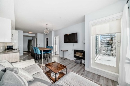 304-1521 26 Avenue Sw, Calgary, AB - Indoor Photo Showing Living Room