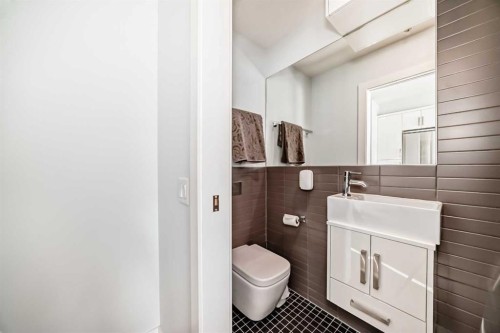 304-1521 26 Avenue Sw, Calgary, AB - Indoor Photo Showing Bathroom