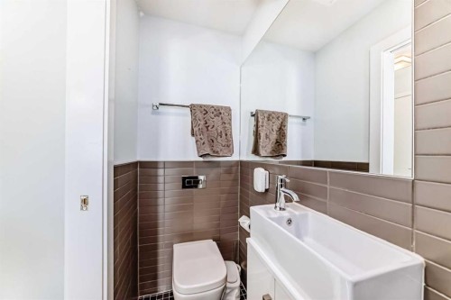 304-1521 26 Avenue Sw, Calgary, AB - Indoor Photo Showing Bathroom