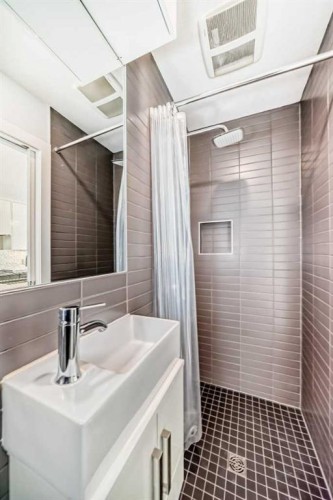 304-1521 26 Avenue Sw, Calgary, AB - Indoor Photo Showing Bathroom