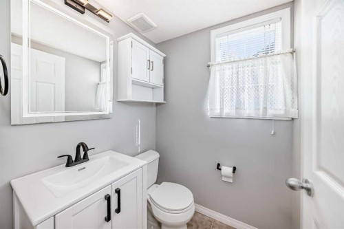 95 Hidden Creek Rise Nw, Calgary, AB - Indoor Photo Showing Bathroom