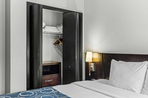 322-901 Mountain Street, Canmore, AB - Indoor Photo Showing Bedroom