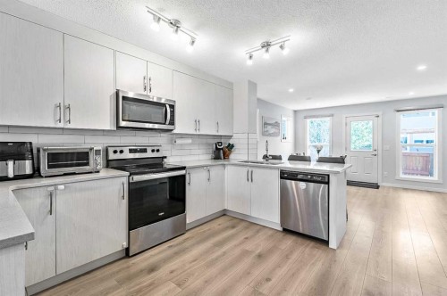 130 Cranbrook Square Se, Calgary, AB - Indoor Photo Showing Kitchen