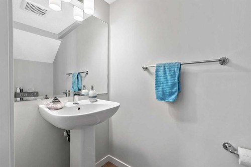 130 Cranbrook Square Se, Calgary, AB - Indoor Photo Showing Bathroom