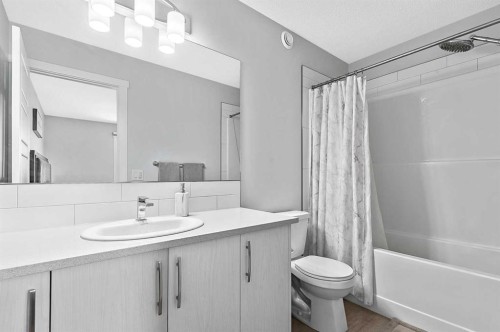 130 Cranbrook Square Se, Calgary, AB - Indoor Photo Showing Bathroom