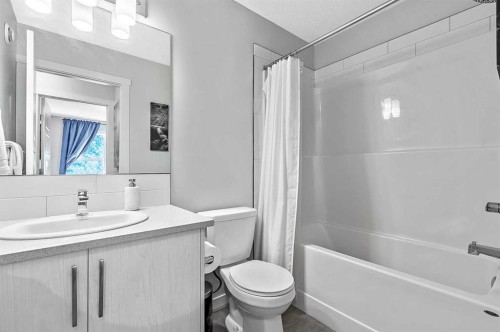 130 Cranbrook Square Se, Calgary, AB - Indoor Photo Showing Bathroom