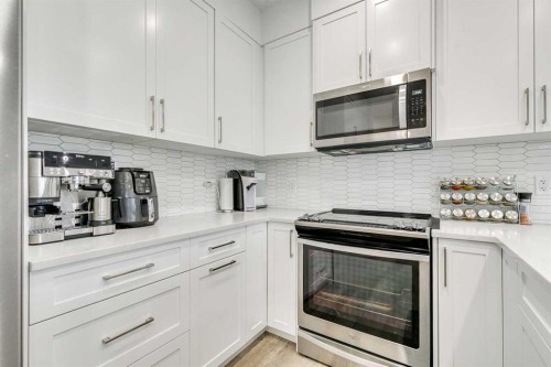 156 Crestridge Common Sw, Calgary, AB - Indoor Photo Showing Kitchen With Upgraded Kitchen