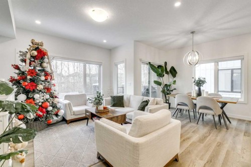 156 Crestridge Common Sw, Calgary, AB - Indoor Photo Showing Living Room