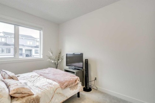 156 Crestridge Common Sw, Calgary, AB - Indoor Photo Showing Bedroom