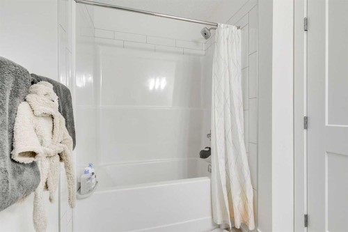 156 Crestridge Common Sw, Calgary, AB - Indoor Photo Showing Bathroom