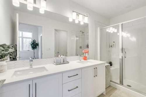 156 Crestridge Common Sw, Calgary, AB - Indoor Photo Showing Bathroom