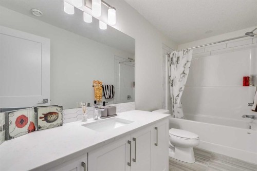 156 Crestridge Common Sw, Calgary, AB - Indoor Photo Showing Bathroom