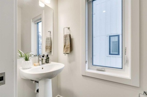 156 Crestridge Common Sw, Calgary, AB - Indoor Photo Showing Bathroom