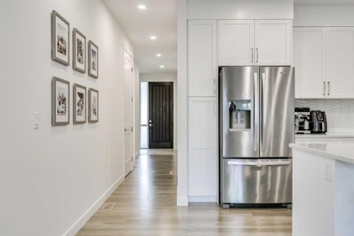 156 Crestridge Common Sw, Calgary, AB - Indoor Photo Showing Kitchen