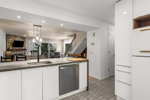 1-1061 Evergreen Circle, Canmore, AB - Indoor Photo Showing Kitchen