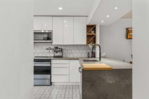 1-1061 Evergreen Circle, Canmore, AB - Indoor Photo Showing Kitchen