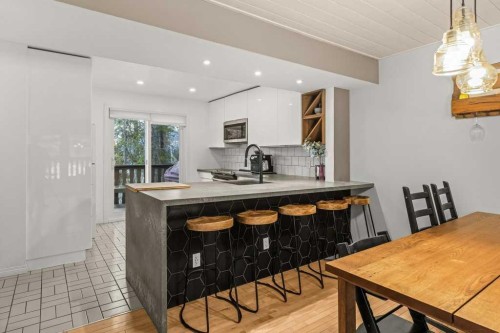 1-1061 Evergreen Circle, Canmore, AB - Indoor Photo Showing Dining Room