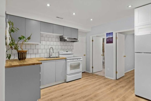 1-1061 Evergreen Circle, Canmore, AB - Indoor Photo Showing Kitchen