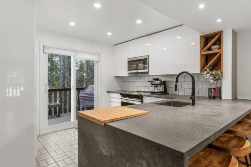 1-1061 Evergreen Circle, Canmore, AB - Indoor Photo Showing Kitchen With Upgraded Kitchen