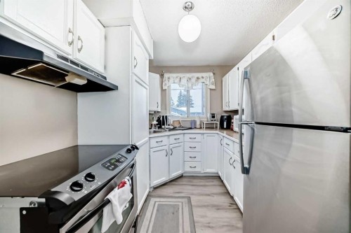 791 Penbrooke Road Se, Calgary, AB - Indoor Photo Showing Kitchen