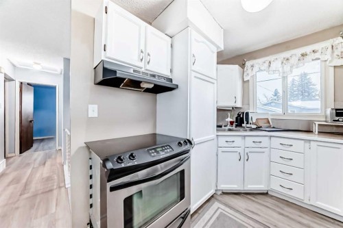 791 Penbrooke Road Se, Calgary, AB - Indoor Photo Showing Kitchen