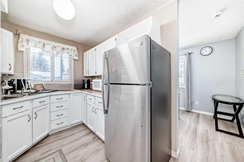 791 Penbrooke Road Se, Calgary, AB - Indoor Photo Showing Kitchen