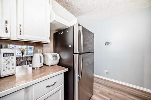 791 Penbrooke Road Se, Calgary, AB - Indoor Photo Showing Kitchen
