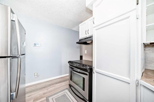 791 Penbrooke Road Se, Calgary, AB - Indoor Photo Showing Kitchen