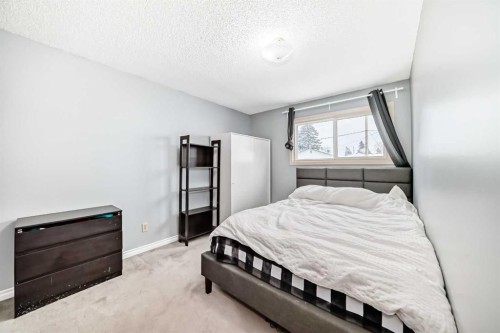791 Penbrooke Road Se, Calgary, AB - Indoor Photo Showing Bedroom