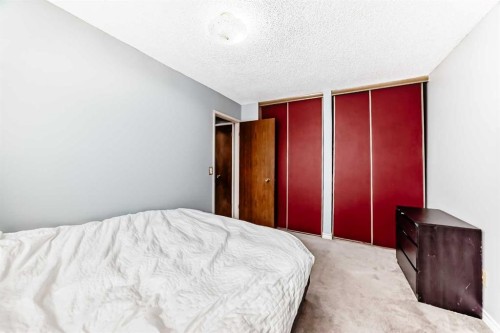 791 Penbrooke Road Se, Calgary, AB - Indoor Photo Showing Bedroom