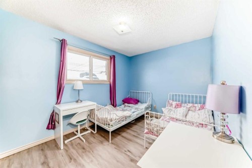 791 Penbrooke Road Se, Calgary, AB - Indoor Photo Showing Bedroom