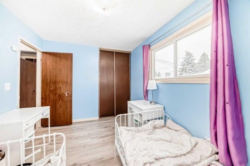 791 Penbrooke Road Se, Calgary, AB - Indoor Photo Showing Bedroom