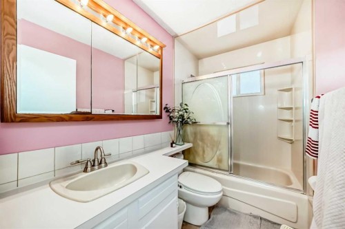 791 Penbrooke Road Se, Calgary, AB - Indoor Photo Showing Bathroom