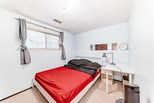 791 Penbrooke Road Se, Calgary, AB - Indoor Photo Showing Bedroom