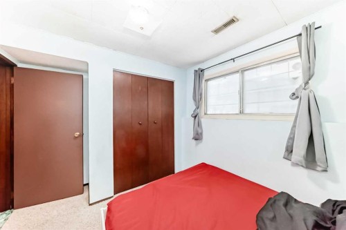 791 Penbrooke Road Se, Calgary, AB - Indoor Photo Showing Bedroom