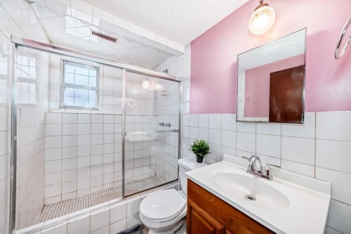 791 Penbrooke Road Se, Calgary, AB - Indoor Photo Showing Bathroom