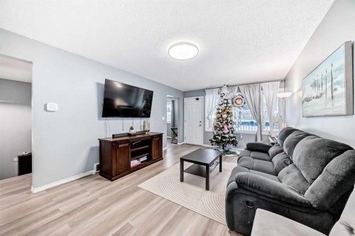 791 Penbrooke Road Se, Calgary, AB - Indoor Photo Showing Living Room