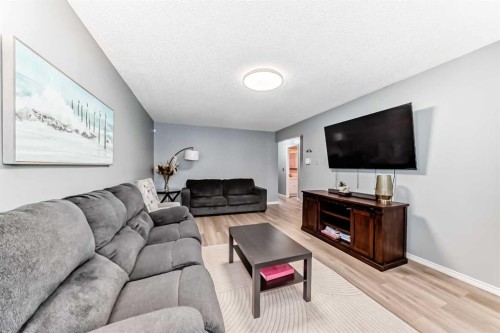 791 Penbrooke Road Se, Calgary, AB - Indoor Photo Showing Living Room