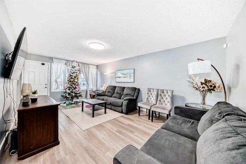 791 Penbrooke Road Se, Calgary, AB - Indoor Photo Showing Living Room
