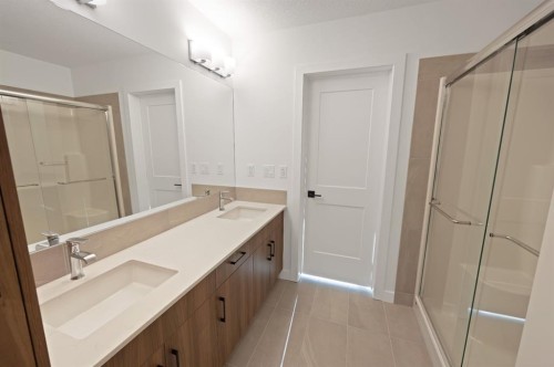 7322-1802 Mahagony Boulevard Se, Calgary, AB - Indoor Photo Showing Bathroom