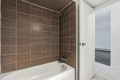 204-2611 15A Street Sw, Calgary, AB - Indoor Photo Showing Bathroom