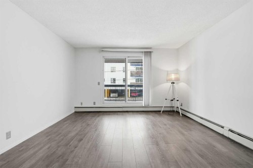 204-2611 15A Street Sw, Calgary, AB - Indoor Photo Showing Other Room
