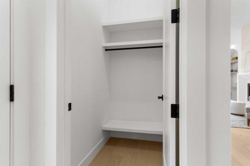 2019 6 Avenue Nw, Calgary, AB - Indoor Photo Showing Other Room