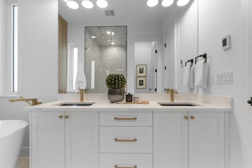 2019 6 Avenue Nw, Calgary, AB - Indoor Photo Showing Bathroom