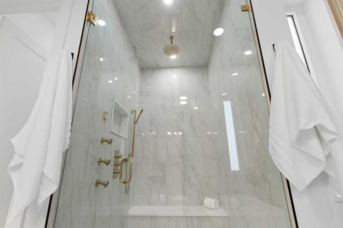 2019 6 Avenue Nw, Calgary, AB - Indoor Photo Showing Bathroom