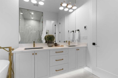 2019 6 Avenue Nw, Calgary, AB - Indoor Photo Showing Bathroom