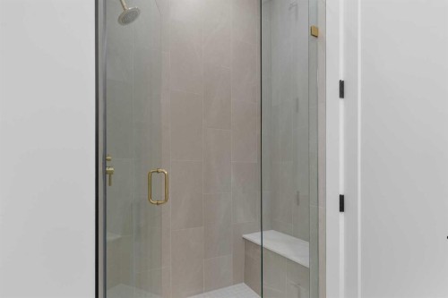 2019 6 Avenue Nw, Calgary, AB - Indoor Photo Showing Bathroom