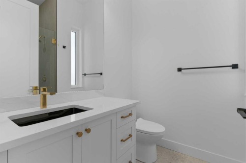 2019 6 Avenue Nw, Calgary, AB - Indoor Photo Showing Bathroom